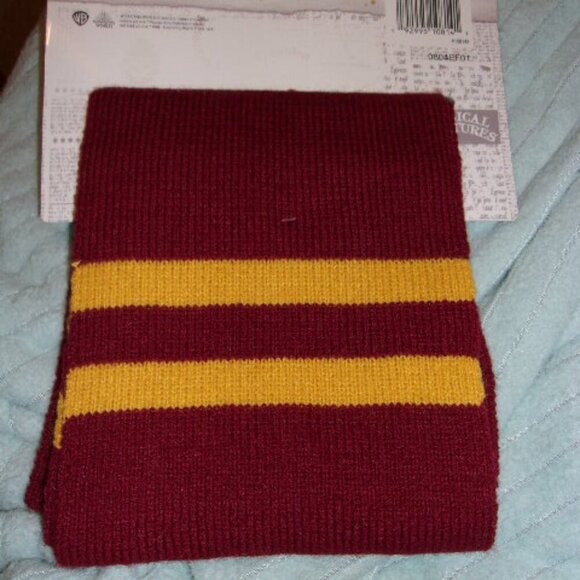 Harry Potter Gryffindor Scarf New - Picture 2 of 2